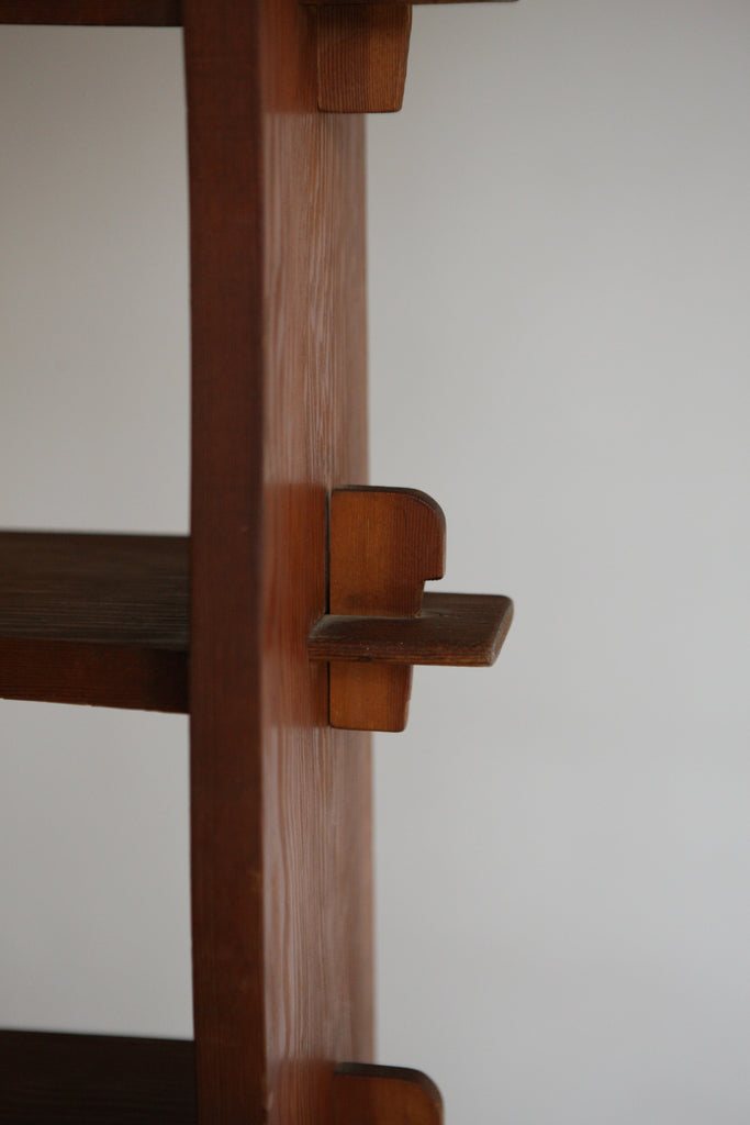 Slim Brutalist Wavy Shelving